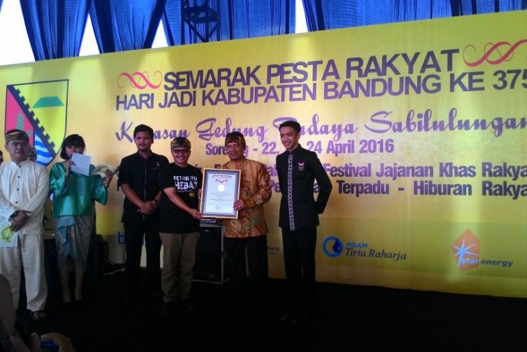 penyerahan-rekor-muri-kepada-pemkab-bandung-atas-raihan-375-_160425161720-877