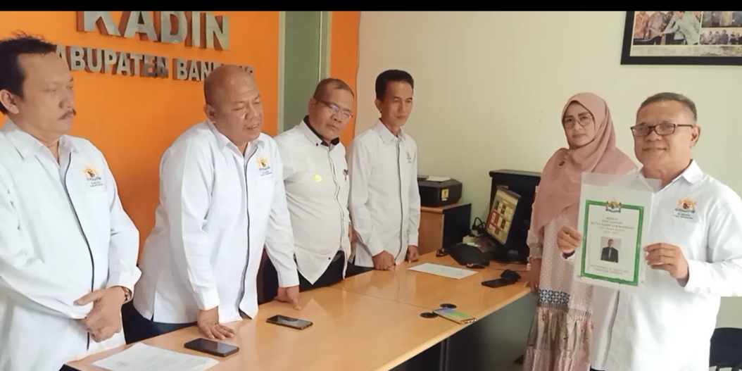 H. Agus Ruslan Serahkan Berkas Pencalonan Ketua KADIN Kab. Bandung kepada Ketua OC
